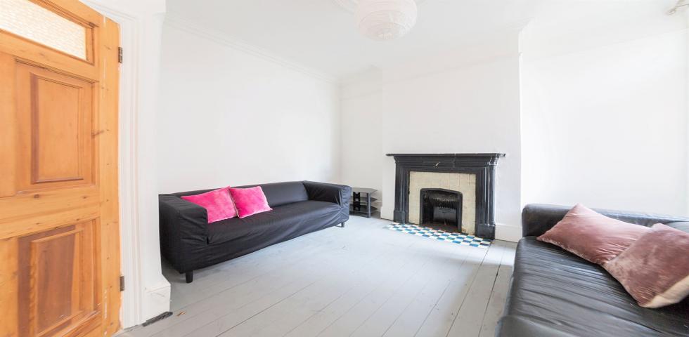 			LET, 4 Bedroom, 1 bath, 1 reception House			 Sellons Avenue, WILLESDEN JUNCTION